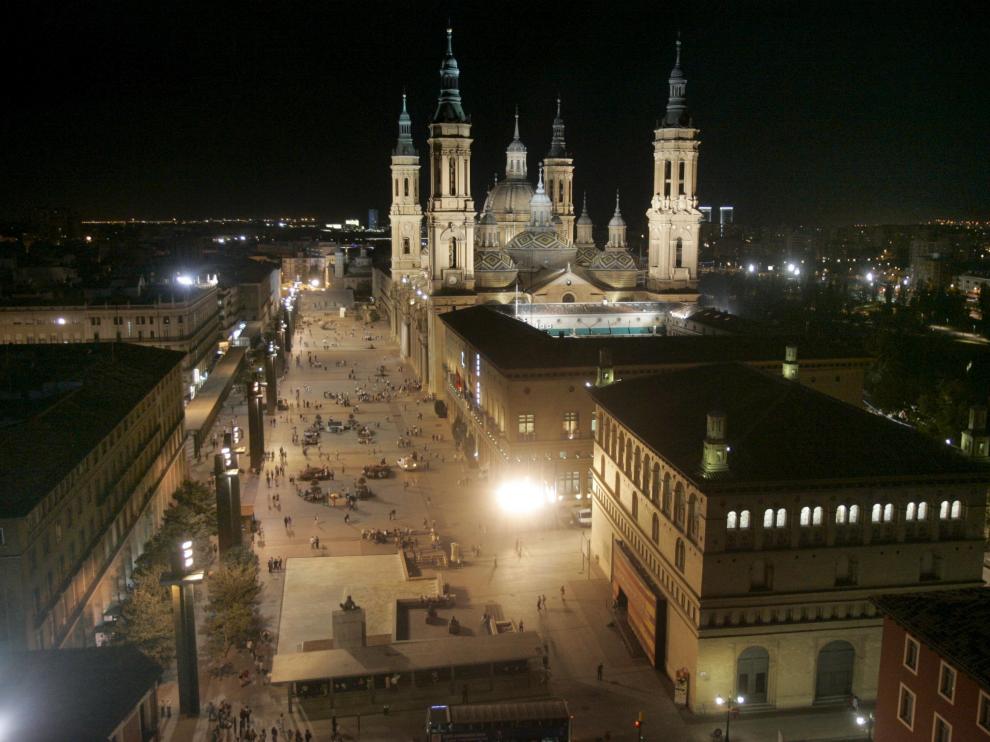 Imagen aérea y nocturna de la plaza del Pilar de Zaragoza.