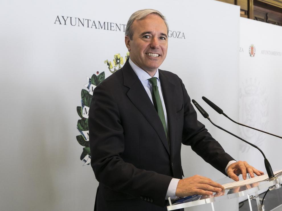 Jorge Azcón y Sara Fernández, en una imagen en el Ayuntamiento de Zaragoza.