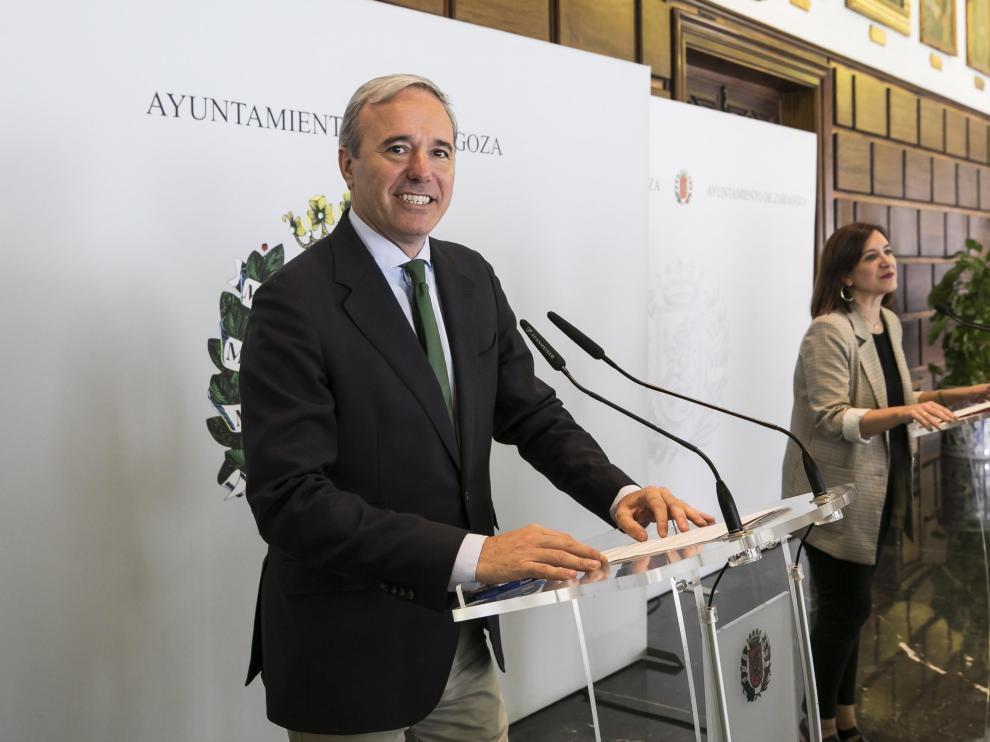 Jorge Azcón y Sara Fernández, en una imagen en el Ayuntamiento de Zaragoza.