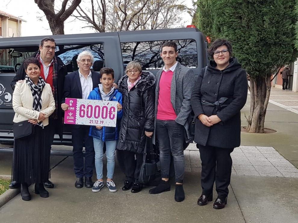 La ganadora, en el centro, junto a dos nietos, miembros de la ACT y la concejal de Comercio.