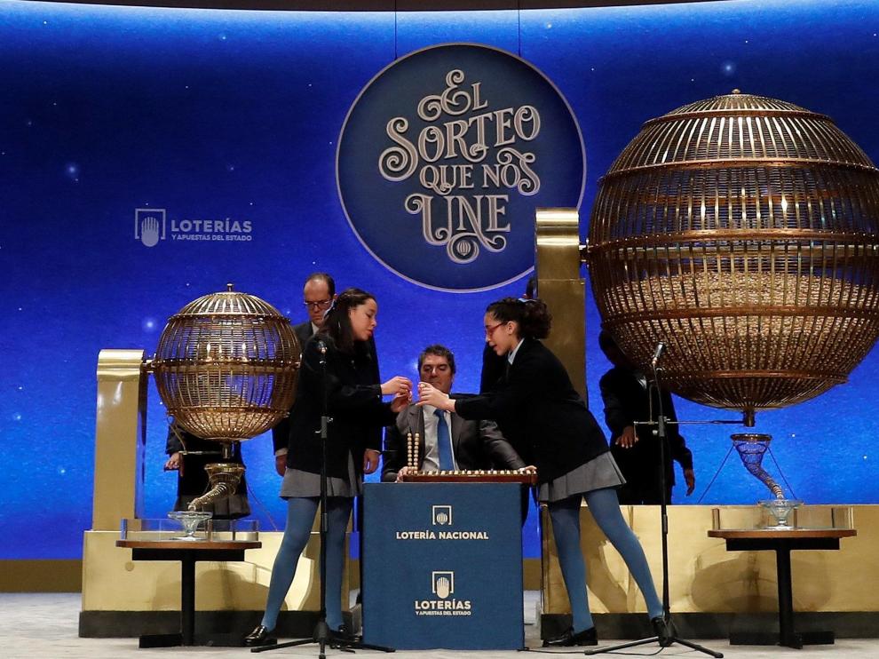Las niñas de San Ildefonso, en un momento del sorteo en el Teatro Real.