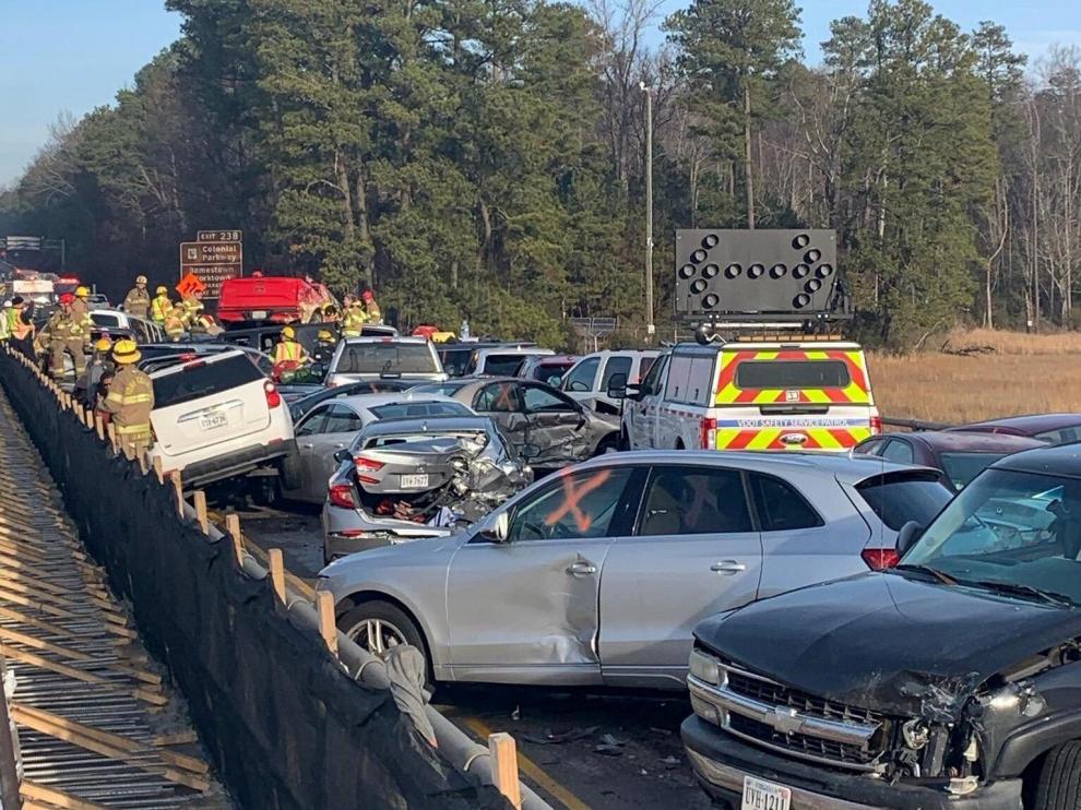 Algunos de los coches dañados en el accidente