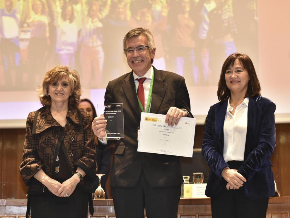 Maria Luisa Carcedo junto al presidente de Eroski, Agustín Markaide, y la directora ejecutiva de Aesan, Marta Natividad García Pérez.