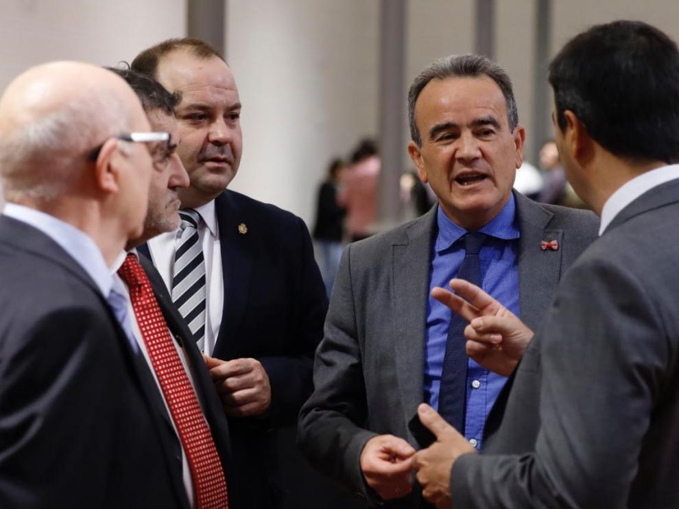 José Antonio Sánchez Quero, segundo por la derecha, conversa con algunos diputados de la DPZ.