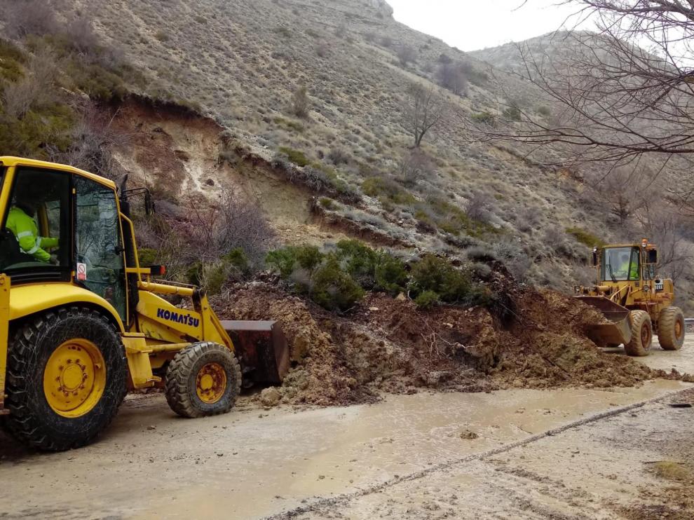 Labores de limpieza de la calzada, este domingo, en el desprendimiento ocurrido a un kilómetro de Villar del Cobo.