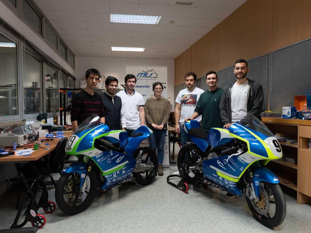 Algunos de los miembros del equipo de la Escuela de Ingeniería y Arquitectura de la Universidad de Zaragoza junto a las motocicletas con las que compitieron en la pasada edición.