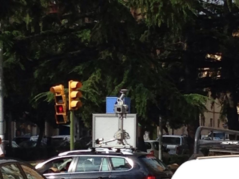 El coche de Street View por la calles de Huesca.