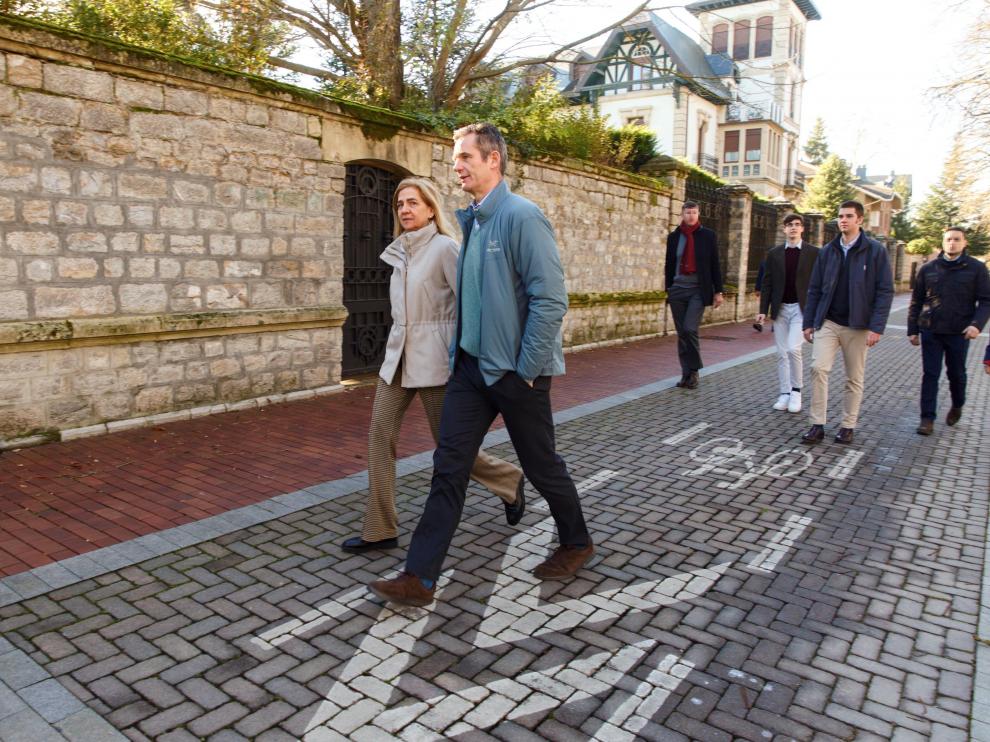 Iñaki Urdangarin y la infanta Cristina, por las calles de Vitoria el día de Navidad.