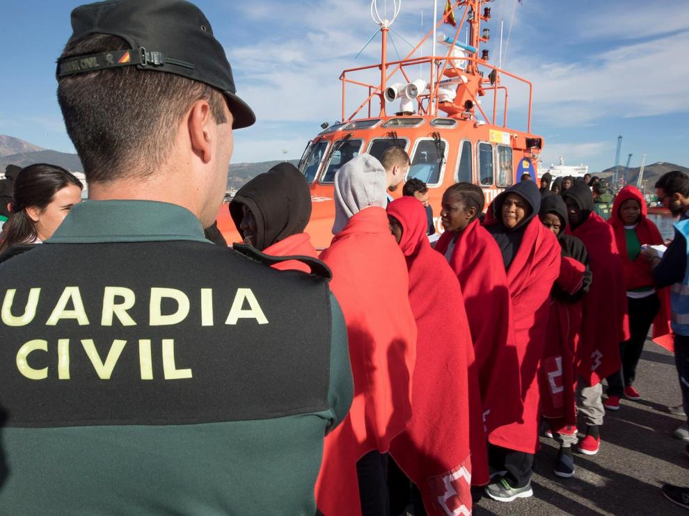 Varios inmigrantes rescatados en el mar de Alborán y trasladados al puerto de Motril (Granada)