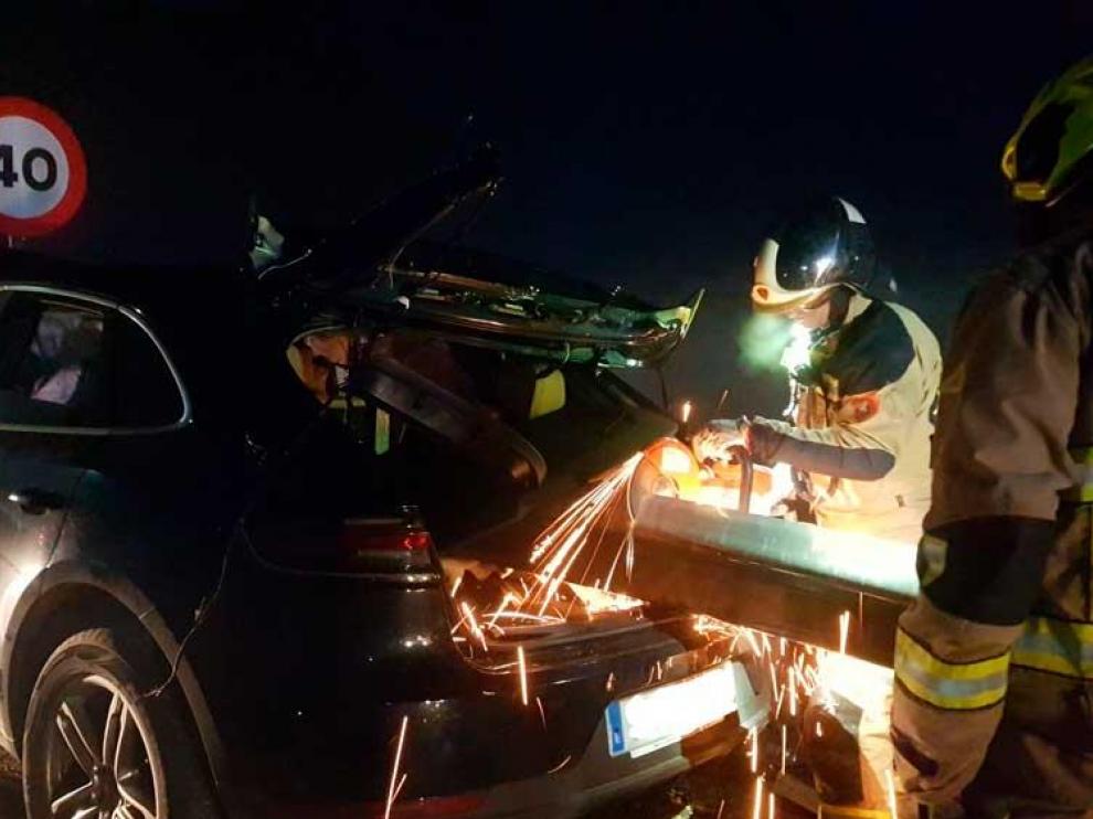 La bionda entró por la luna delantera del vehículo, atravesó el sillón del copiloto y salió por el cristal trasero.