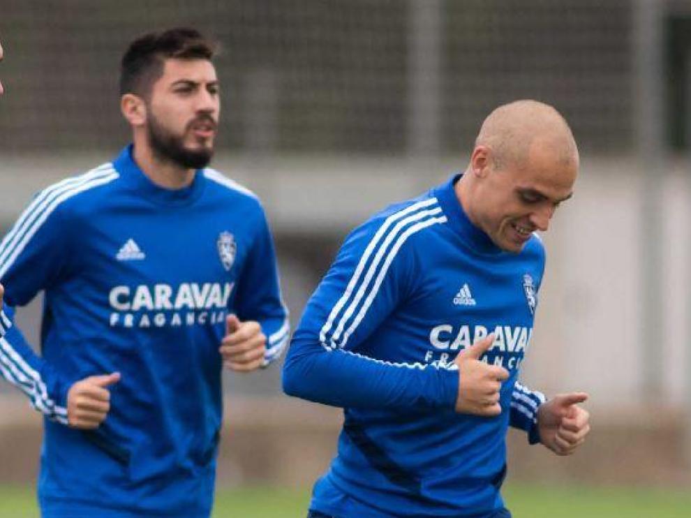 Papunashvili y Pombo, dos de los jugadores que el Real Zaragoza pretende que salgan de la plantilla en enero, juntos en un entrenamiento.