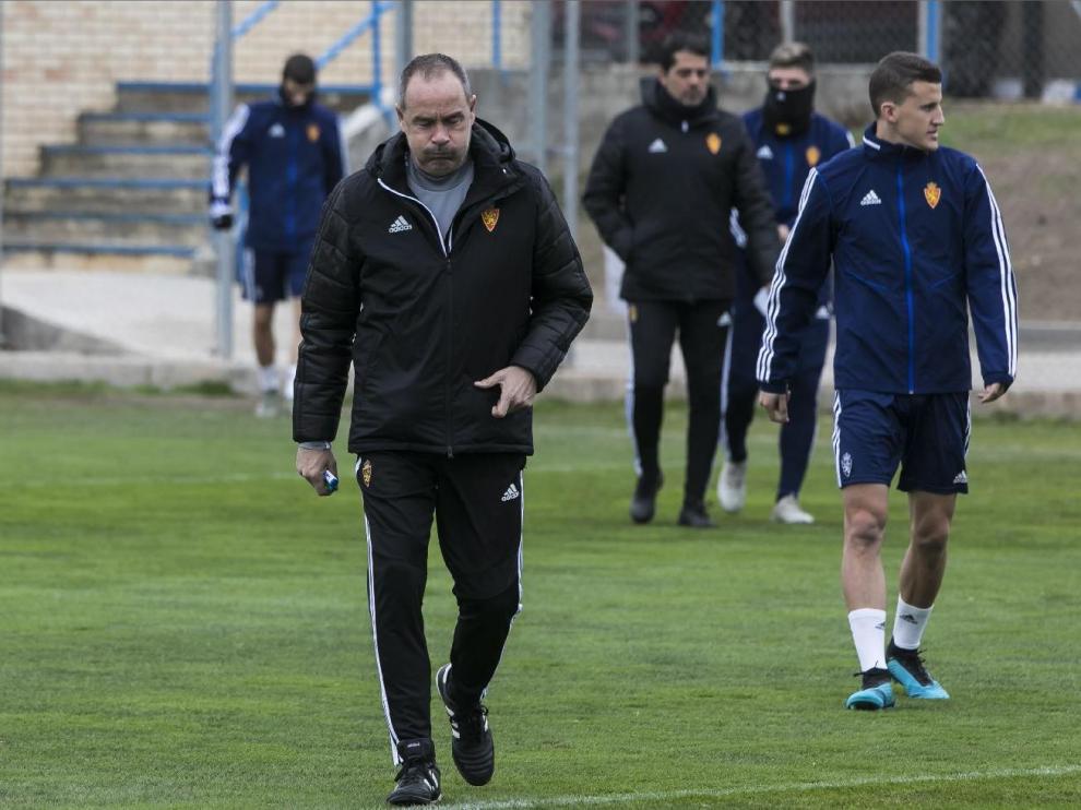 Víctor Fernández, pensativo, en un entrenamiento reciente del Real Zaragoza en la Ciudad Deportiva.