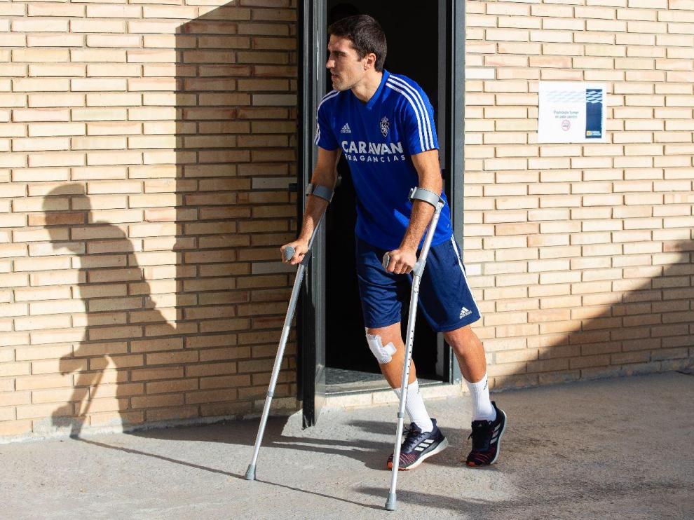 Alberto Zapater, con muletas y recién operado, el pasado 6 de noviembre en la Ciudad Deportiva.