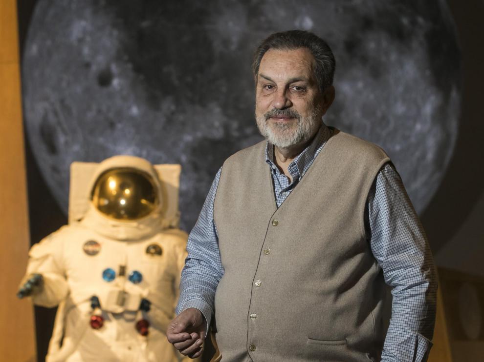 Rafael Clemente, asesor científico de la exposición ‘Tintín y la Luna’, en Caixafórum Zaragoza.