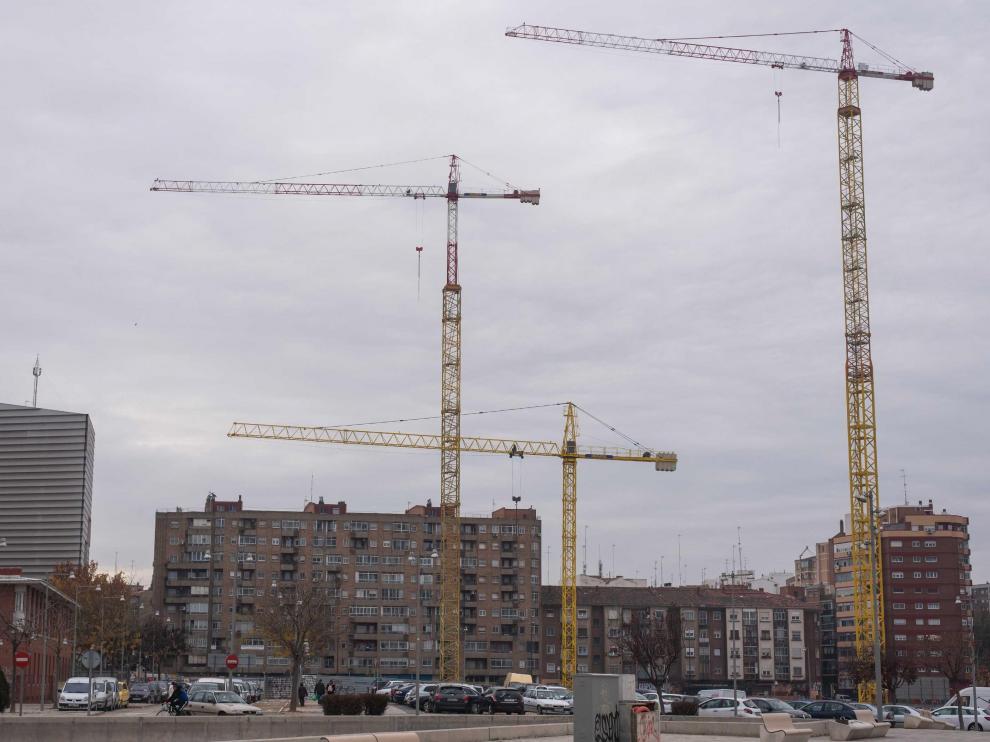 Obras en Torre Zaragoza, en el barrio del AVE de Las Delicias.