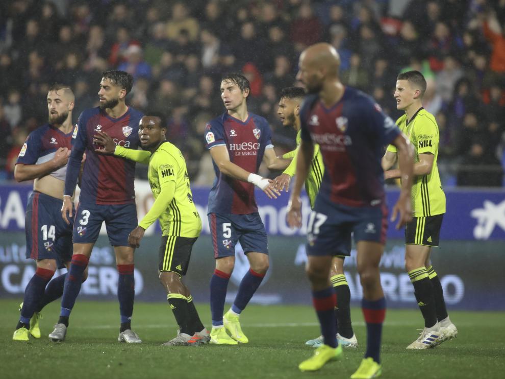 Una imagen vale más que mil palabras. La fotografía recoje el marcaje al hombre de Igbekeme sobre Josué Sá y el de Luis Suárez sobre Mosquera, en una falta lateral del último partido del Real Zaragoza en El Alcoraz de Huesca. Describe con claridad y rotundidad el problema que denuncia Víctor Fernández desde el pasado año en lo referente a la escasez de centímetros de estatura global del equipo y la falta de fortaleza física en los uno a uno a balón parado.
