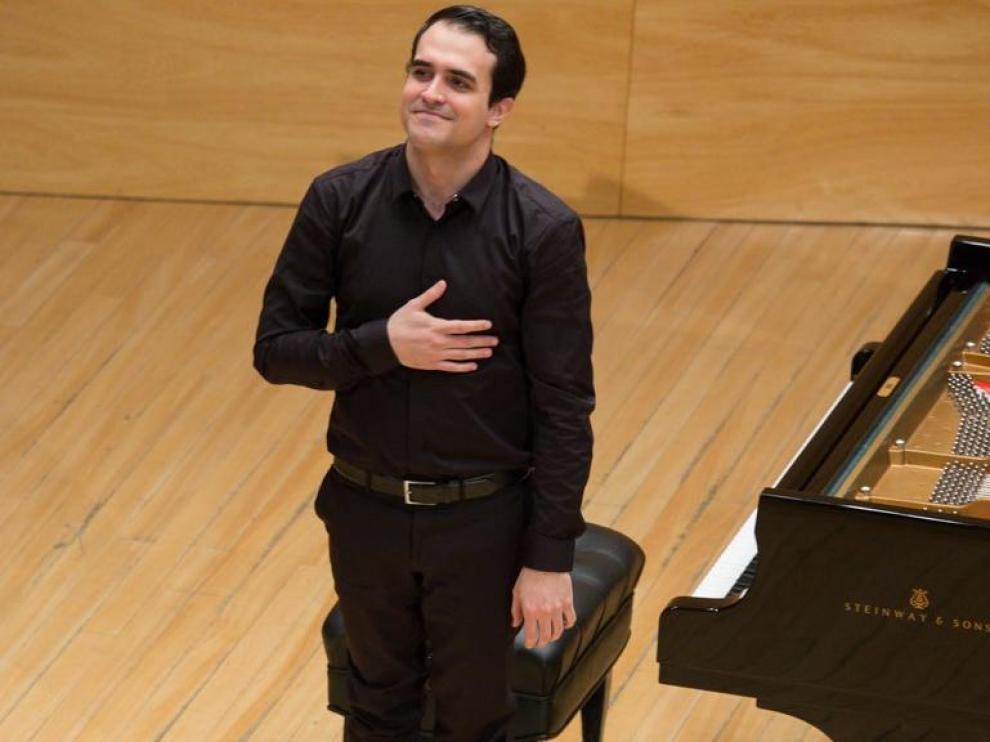 Alberto Menjón, saludando ayer tras su concierto en la sala Luis Galve