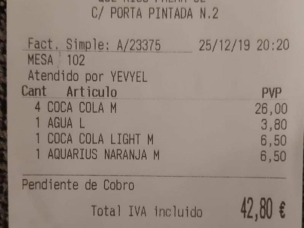 Sablazo navideño en un bar de Palma: 43 euros por seis refrescos y un agua.