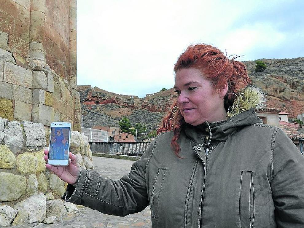 Carolina Julián, frente a la Iglesia de San Juan de Daroca, con el vídeo asociado al templo.