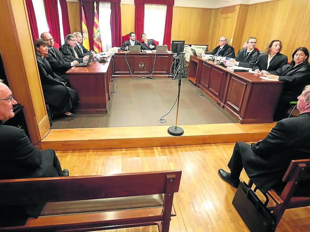 El obispo de Barbastro-Monzón, Ángel Pérez, y su homólogo de Lérida, Salvador Giménez, en el juicio.
