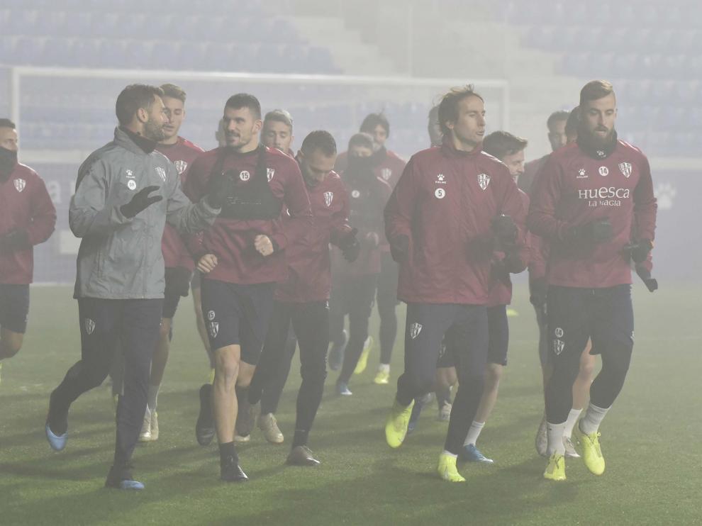 La SD Huesca entrenó en El Alcoraz entre la niebla.