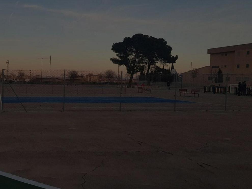 Los usuarios del potrero anexo al colegio Valdespartera I critican la falta de iluminación