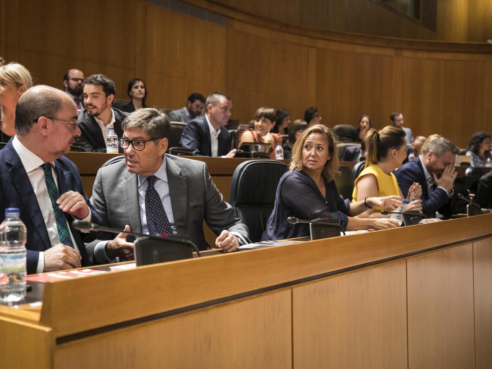 El presidente Lambán, con Aliaga (PAR), Pérez (PSOE), Díaz (Podemos) y Soro (CHA), en un pleno de las Cortes de Aragón.