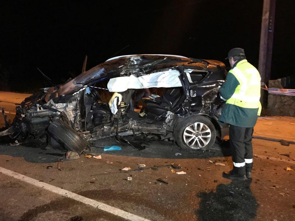 Un joven ha fallecido y otros tres han resultado heridos tras empotrar el coche en el que viajaban contra un muro.