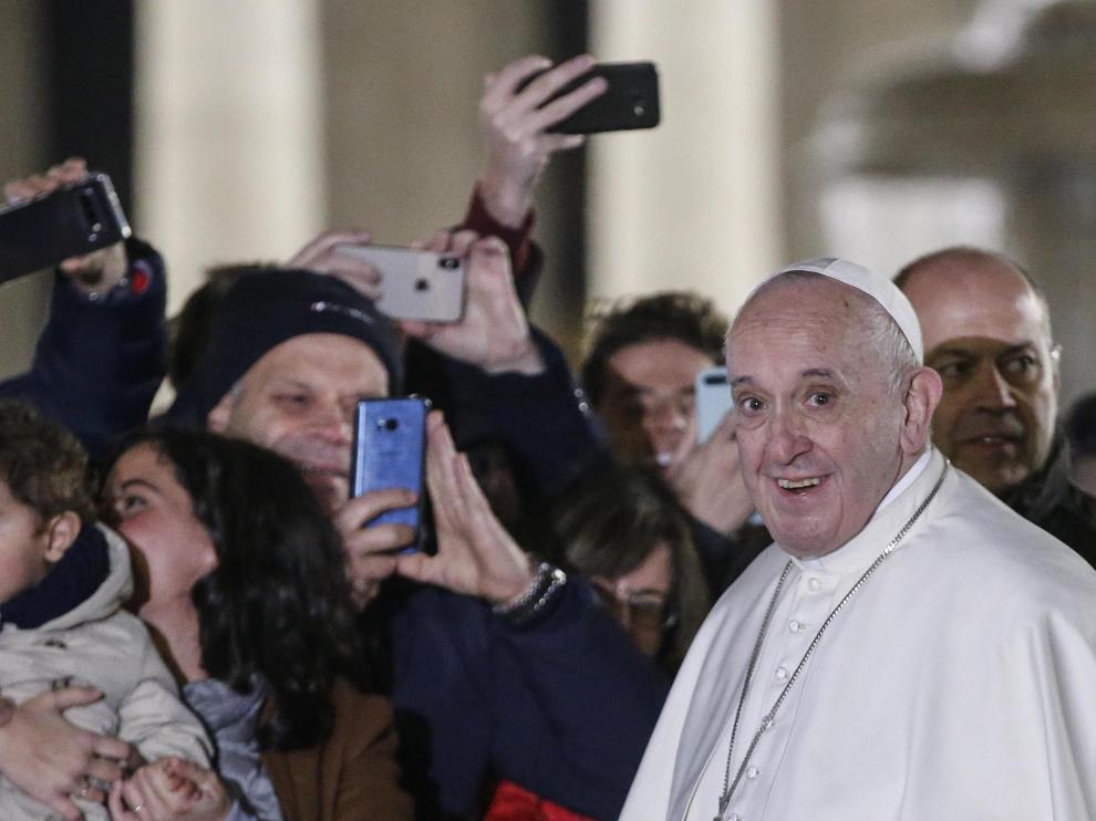 El Papa Francisco, este martes, saludando a unos fieles en la plaza de San Pedro.
