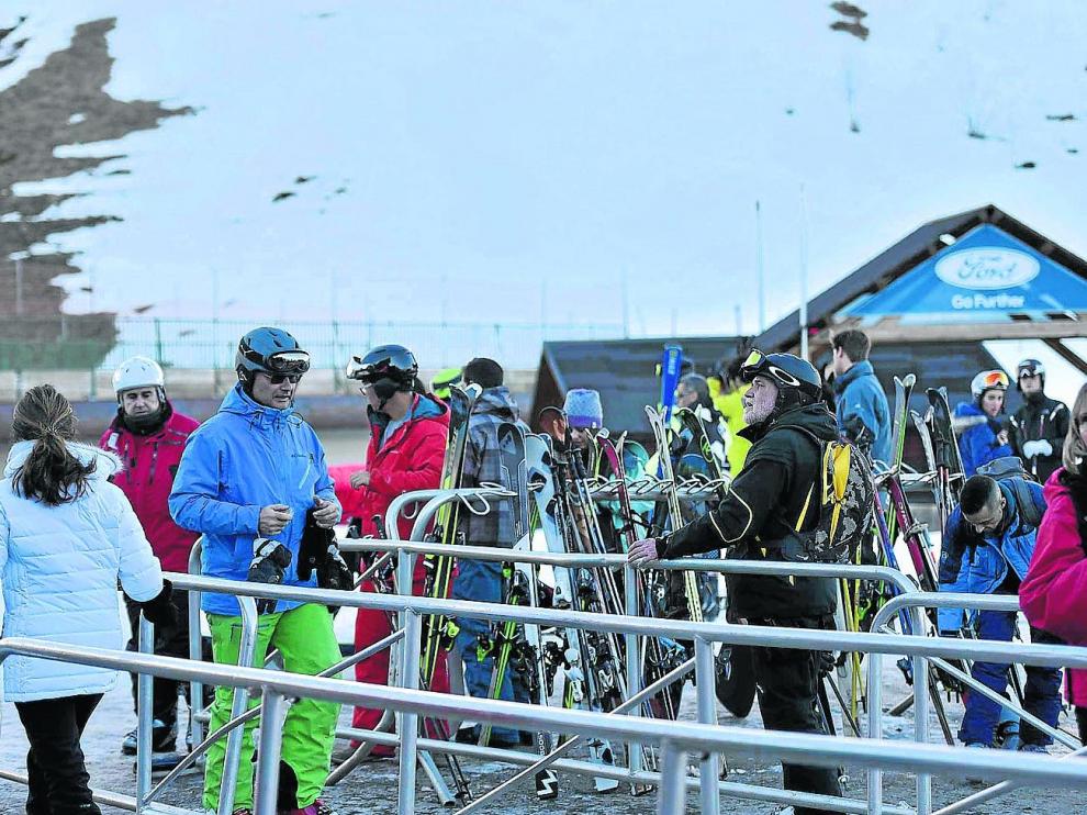 Esquiadores en la mañana de Año Nuevo en la estación invernal de Formigal.