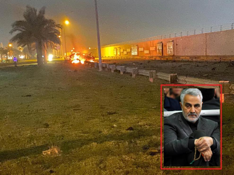 En su cuenta oficial de Twitter, la Multitud Popular aseguró que el vehículo en el que viajaba Soleimani fue blanco de un ataque aéreo en la carretera del aeropuerto internacional.