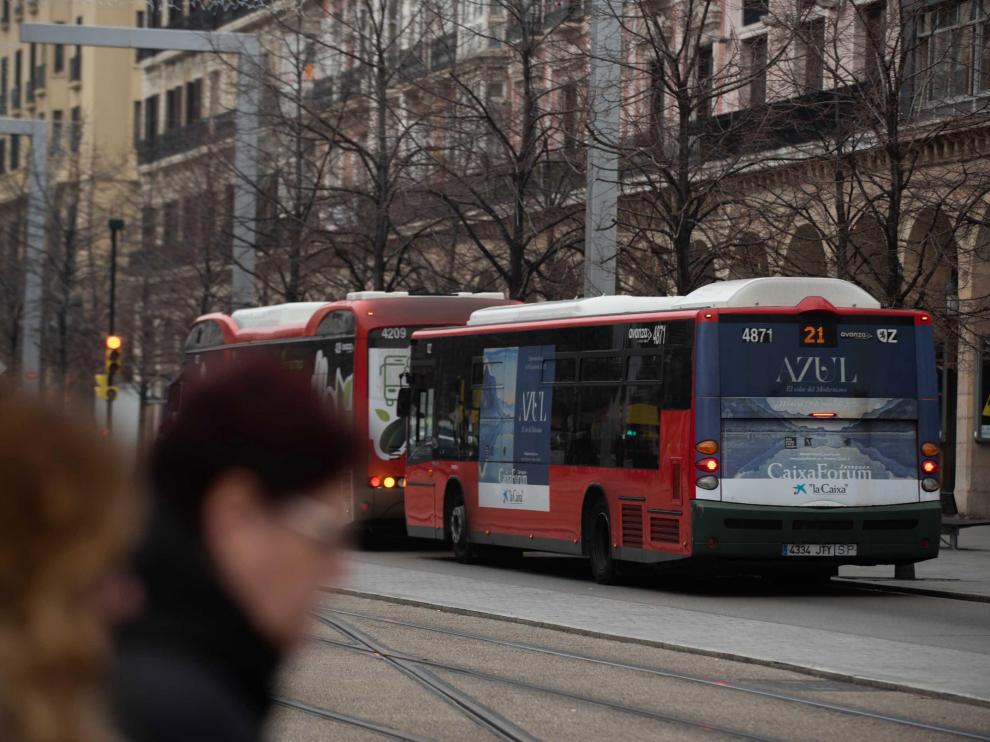 Un autobús de la línea 21, a su paso por el paseo de la Independencia.