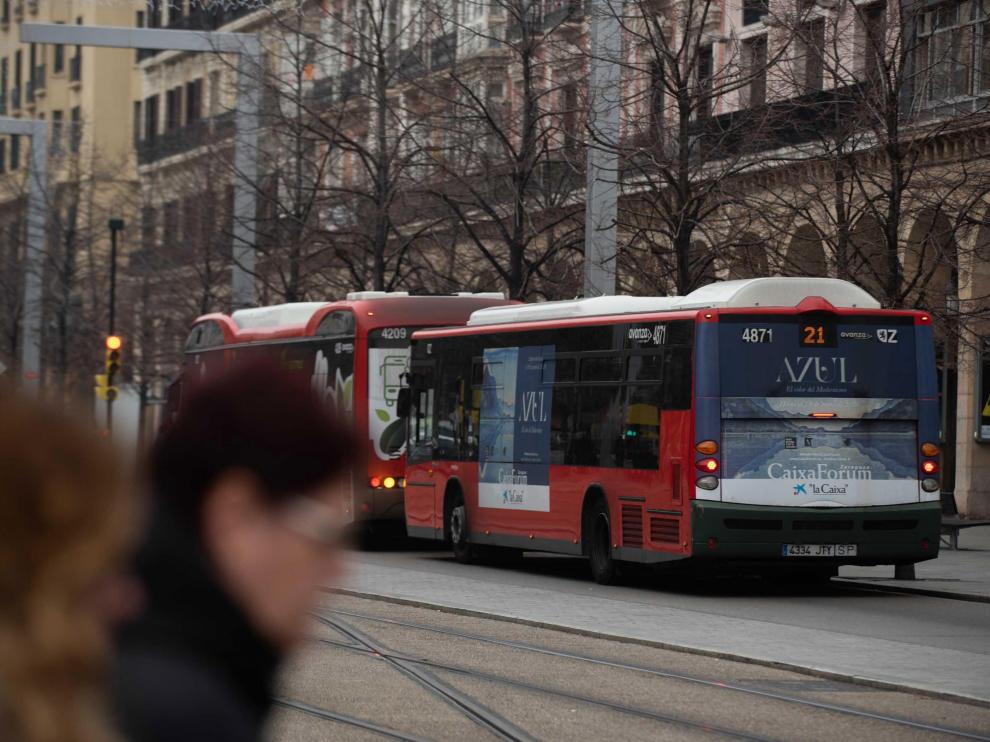 Un autobús de la línea 21, a su paso por el paseo de la Independencia.