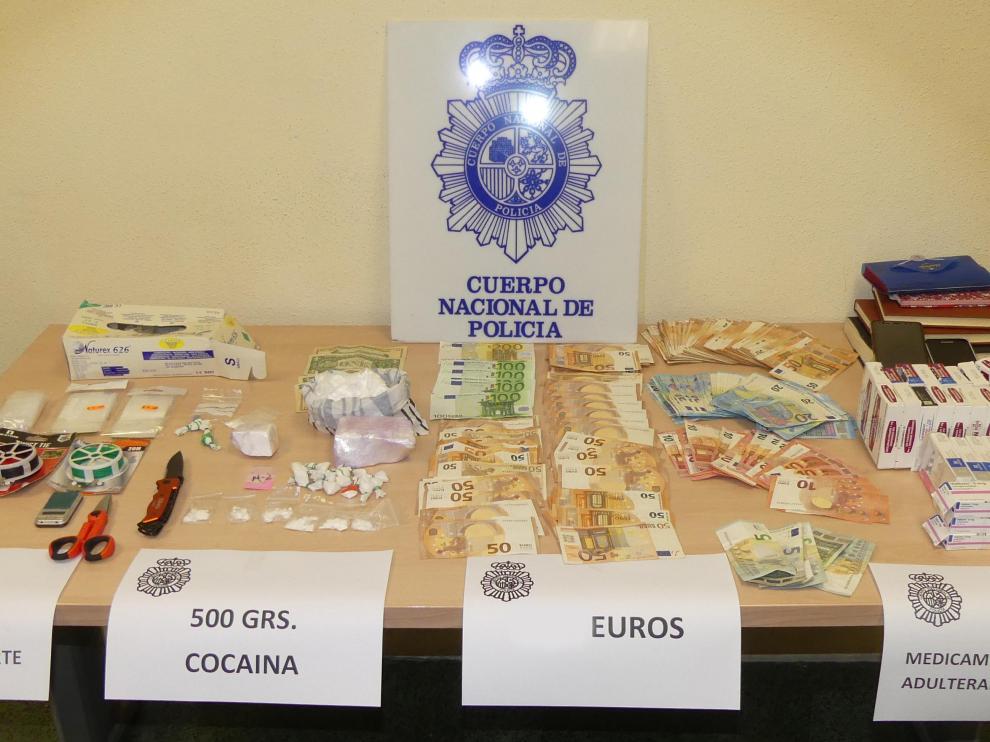 Drogas y dinero incautado por la Policía en una operación contra el tráfico de droga en Zaragoza.