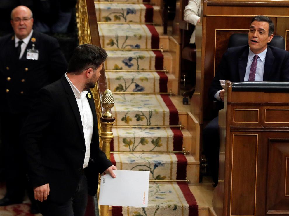Rufián se cruza la mirada con Pedro Sánchez.