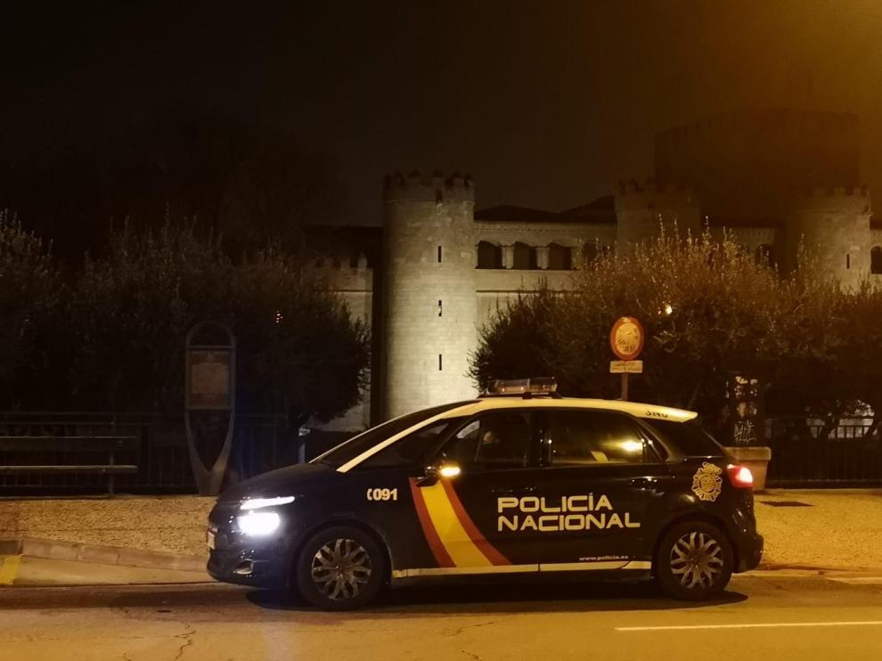 Un coche de la Policía Nacional en el entorno de la Aljafería.