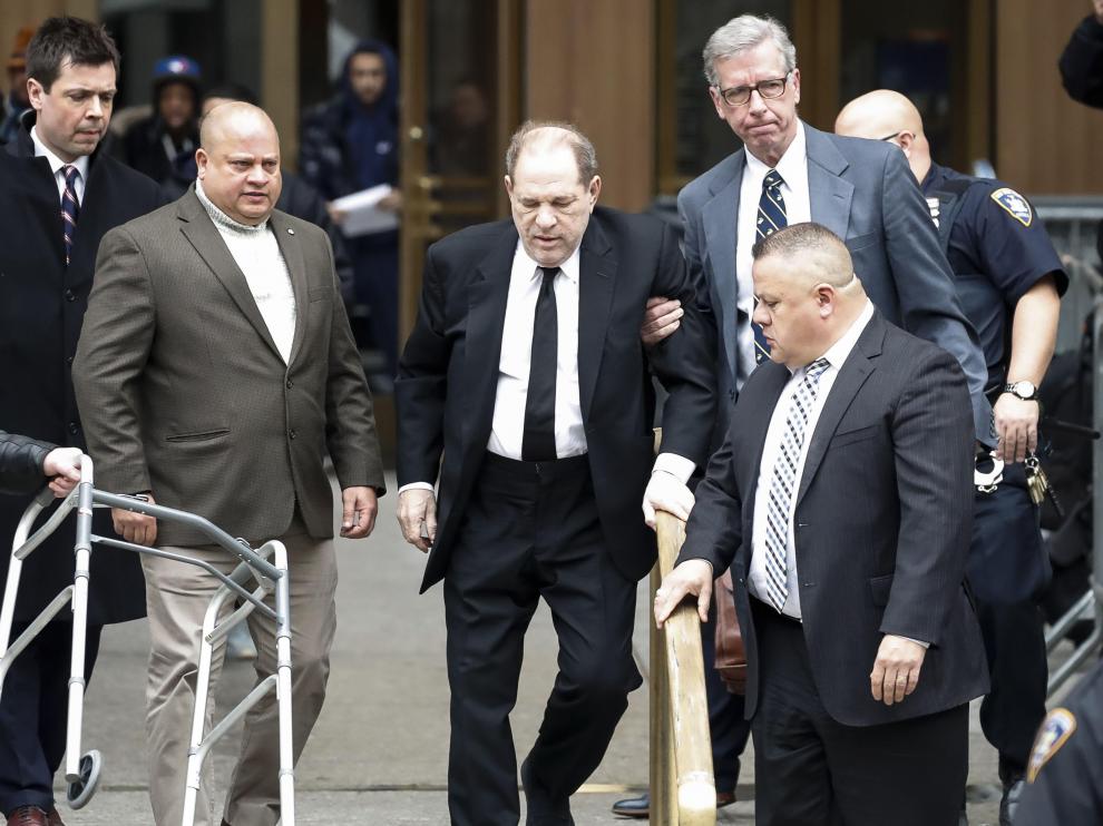 Harvey Weinstein abandona los juzgados tras el primer día de juicio contra él.
