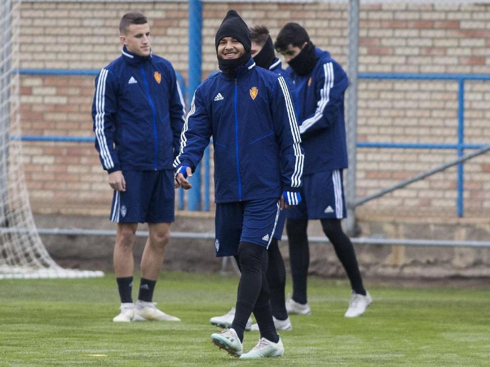 Luis Suárez, en primer término, en el entrenamiento vespertino de este lunes, día de Reyes. Detrás, Nieto, Guti y Clemente.
