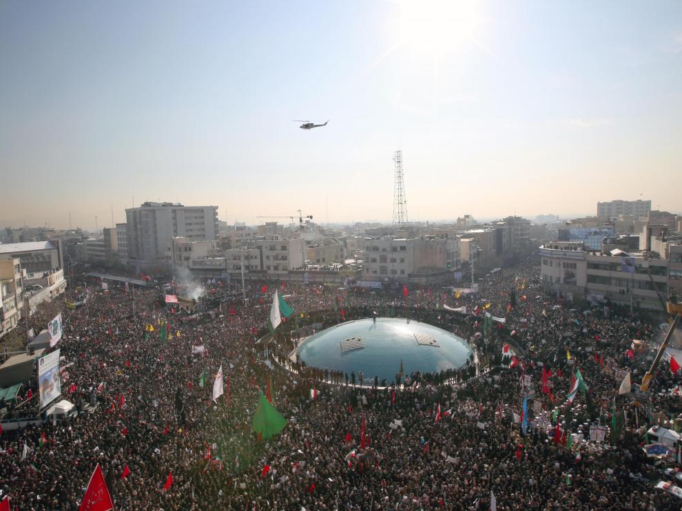 Miles de personas participan este lunes en Teherán en el funeral del general Soleimani.
