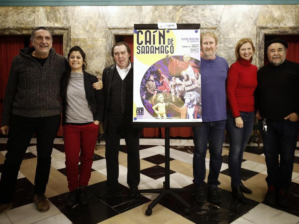 Los actores y el director de la obra posan en el Teatro Principal.