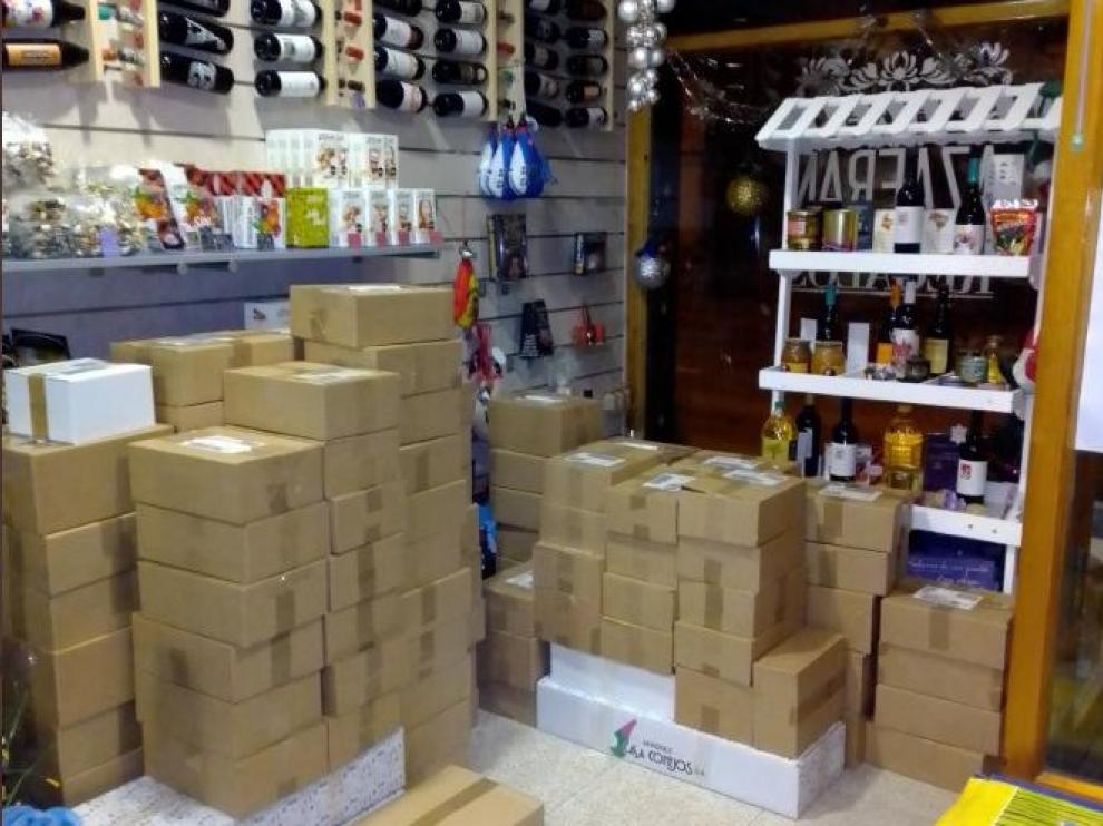 Decenas de paquetes esperan a ser enviados en la sede de Degusta Teruel.