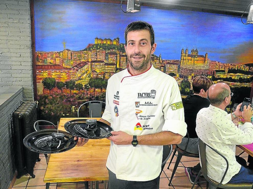 Manuel Barrau, en su gastrobar Micelios, en Alcañiz.