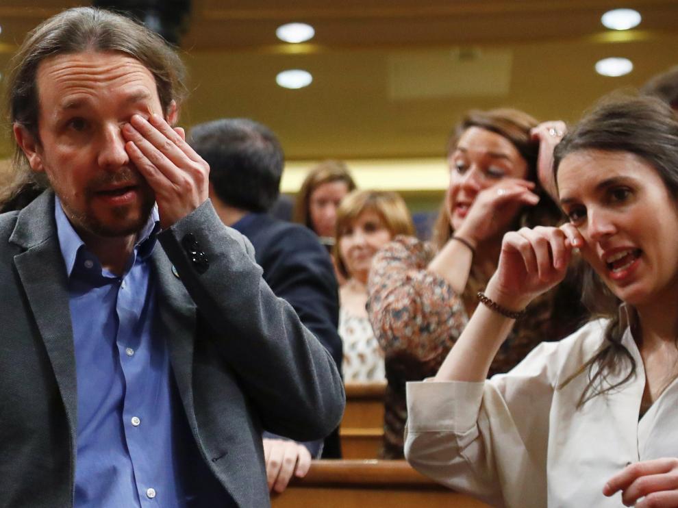 Pablo Iglesias e Irene Montero lloran tras conocer el resultado de la votación que permite el Gobierno de coalición PSOE-Podemos