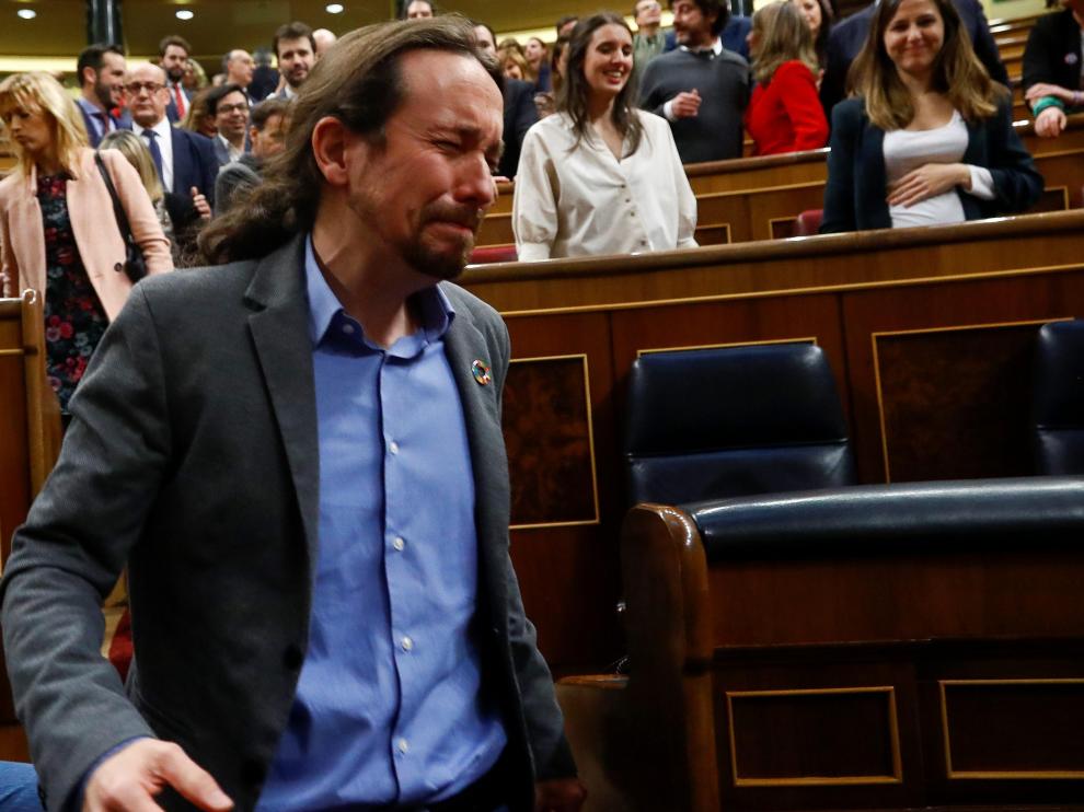 Pablo Iglesias rompe a llorar tras la votación de investidura de Pedro Sánchez.
