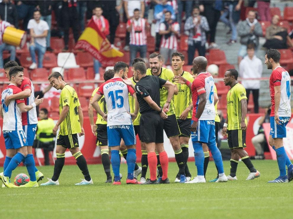 Un lance del Sporting de Gijón-Real Zaragoza de la primera vuelta, jugado en El Molinón el 27 de octubre y que ganaron los asturianos por 4-0.