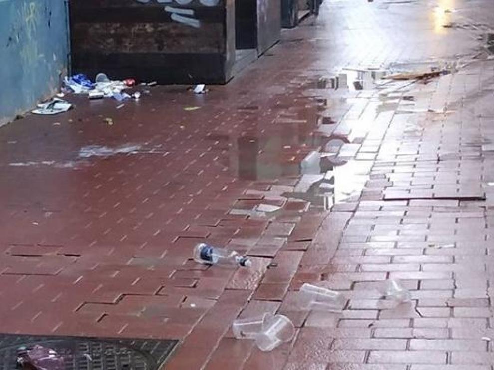 El estado del suelo en la calle de Contamina, en Zaragoza.