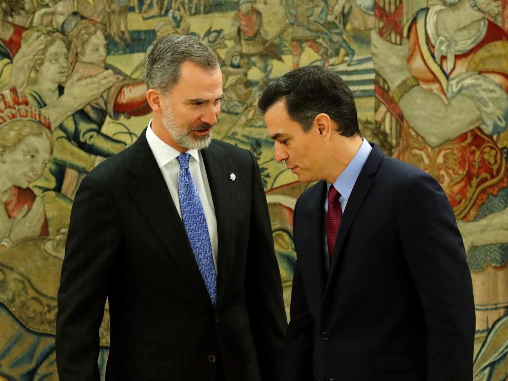El presidente del Gobierno Pedro Sánchez y el rey Felipe VI tras prometer su cargo esta mañana.