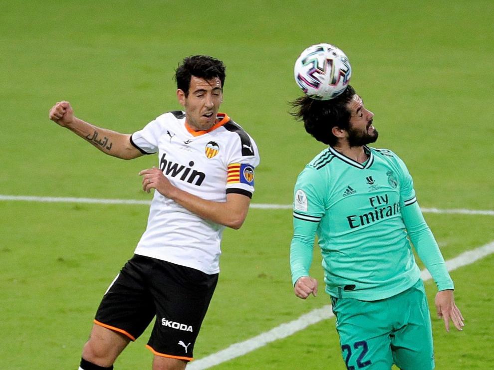Isco (d), disputa un balón aéreo con Dani Parejo, centrocampista del Valencia CF.