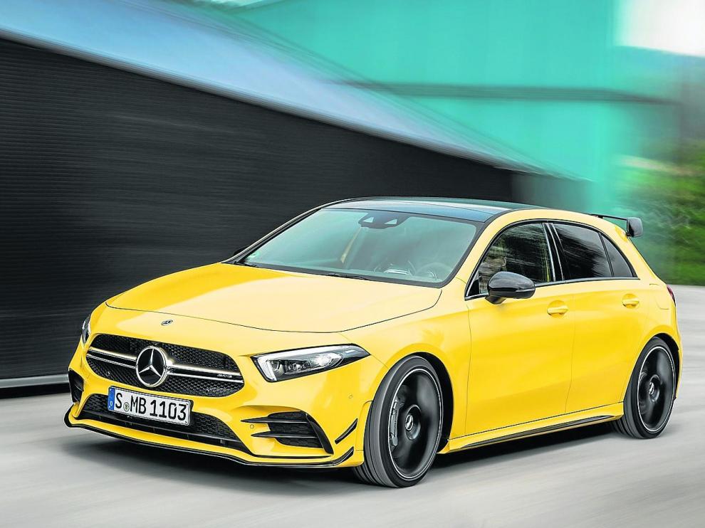 Mercedes-AMG A 35 4MATIC (2018), Sonnengelb;Kraftstoffverbrauch kombiniert: 7,4-7,3 l/100 km, CO2-Emissionen kombiniert: 169-167 g/km*Mercedes-AMG A 35 4MATIC (2018), Sun yellow;Combined fuel consumption: 7.4-7.3 l/100 km, Combined CO2 emissions: 169-167 g/km* 18C0618_036