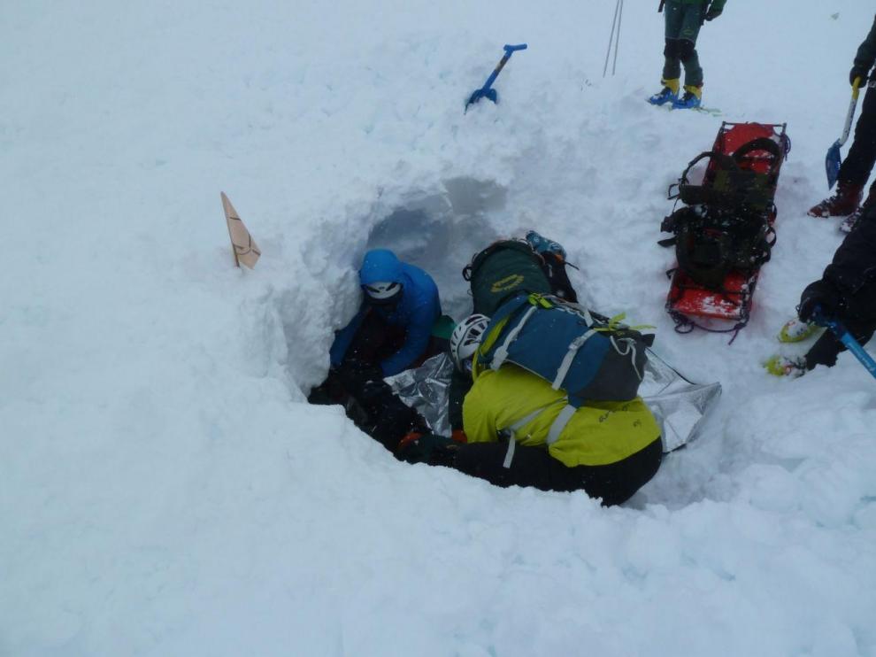 Prácticas de rescate en la nieve realizadas por los alumnos de anteriores ediciones.